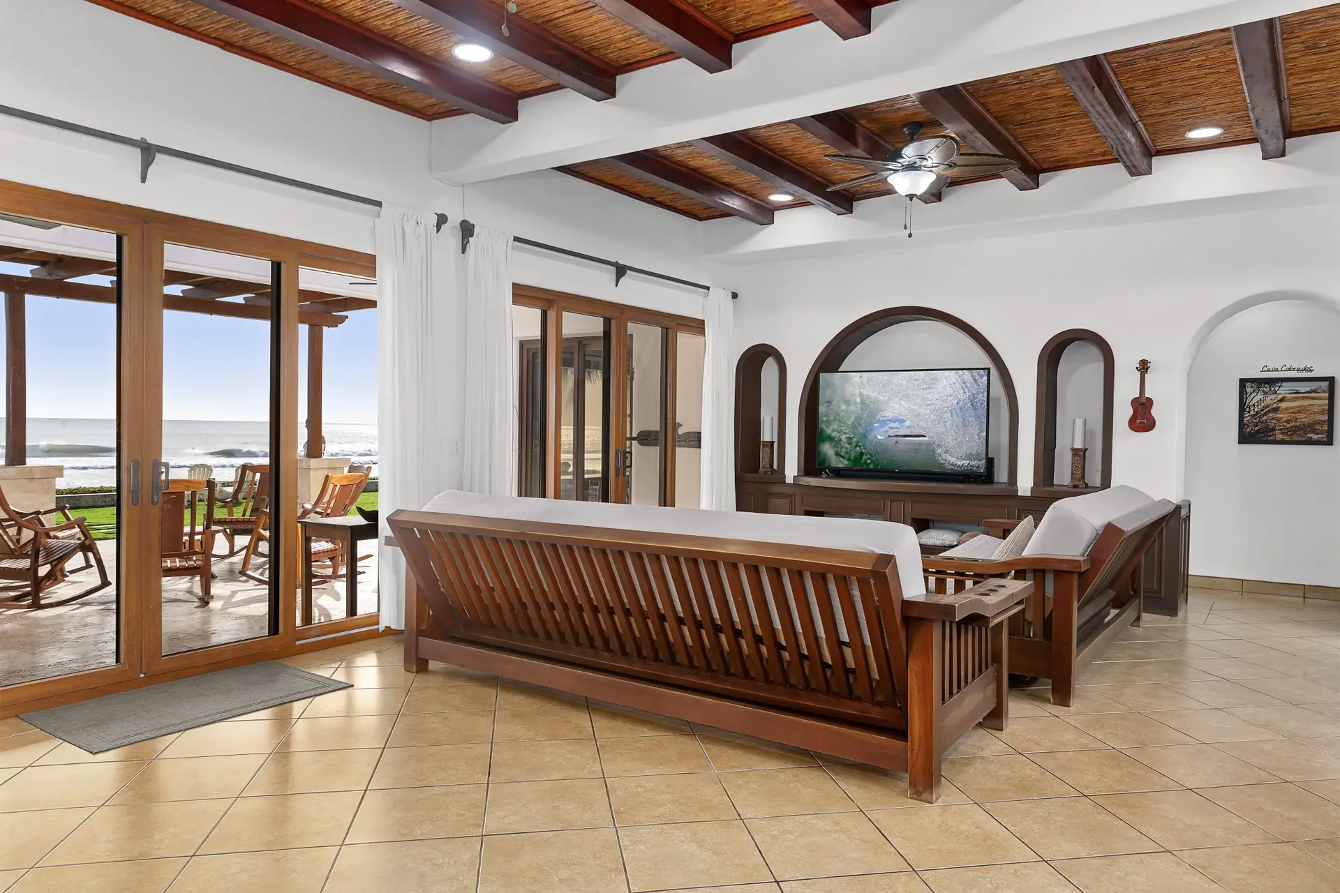 Main living room opening directly toward Playa Colorado